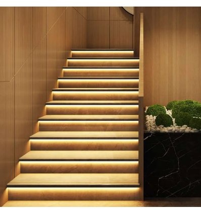 Trappe LED COB stripsæt - Op til 16 trin, 11W per trin, 24V, IP20, med sensor + fjernbetjening