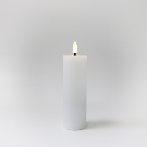 LED Bloklys 10cm høj, flammeeffekt, hvid - Ø5cm, 15cm høj, virker m. fjernbetj, timer, ægte stearin