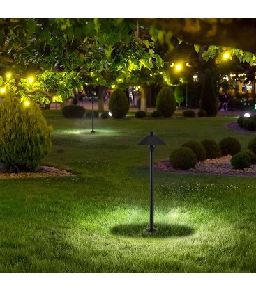 Sort 7W LED havespot med spyd der oplyser beplantning og skaber drama i haven.
