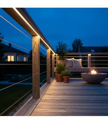 Vandtæt IP67 slim COB LED strip monteret udendørs langs en facade.
