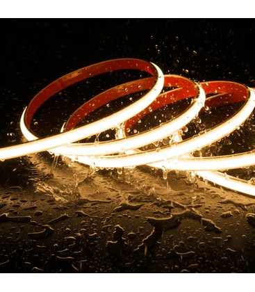 Nærbillede af den tætte overflade på en IP67 COB LED strip velegnet til vådrum.