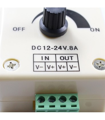 Nærbillede af terminaler på en 12V og 24V lysdæmper til LED strips.
