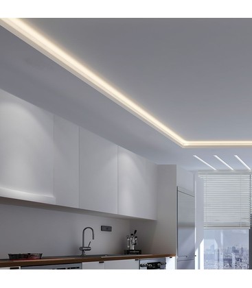 LED strip monteret i profil under et skab for korrekt varmeafledning og flot finish.
