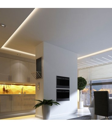 Stemningsbillede af en 5 meter LED strip installeret i en stue.