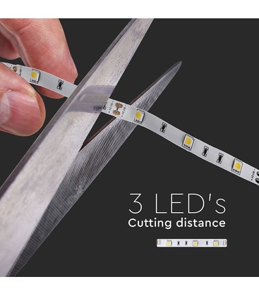 Installation af LED strip under et trin på en trappe for diskret belysning.