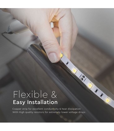Nærbillede af tilslutningsenden på en LED strip der viser korrekt monteringspunkt.