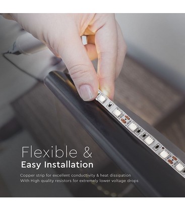 Installation af LED strip i en profil for at opnå jævn lysfordeling under skabe.