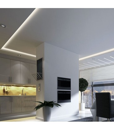 LED strip monteret i en stue der illustrerer den klassiske hyggelige 2700K belysning.