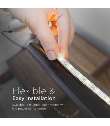 Nærbillede af installation af vandafvisende LED strip i en beskyttende profil til terrassekanten.