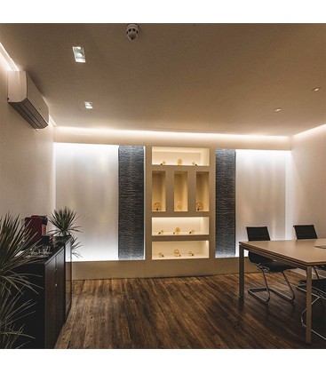 Fleksibel LED strip monteret i en profil der viser muligheden for at justere lysets stemning.